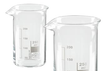 Hohe Bechergläser aus Laborglas